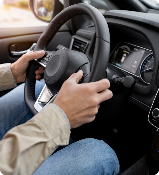 Hände am Steuer eines Autos